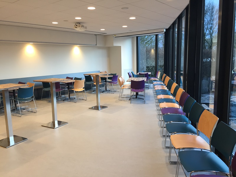 De grote zaal, klaar voor gebruik
